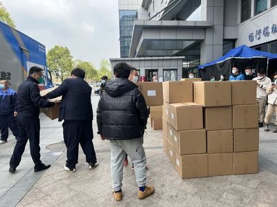 八人同心，扛下二十五万重托 人力搬运的极限挑战与服务价值